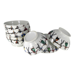 7 bols en porcelaine à décor de ronde de