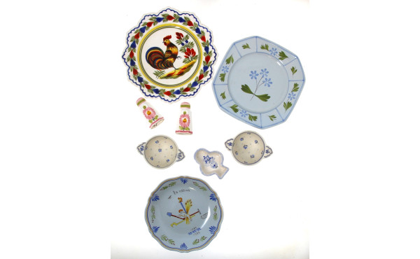 QUIMPER - Lot de faïences polychromes : 