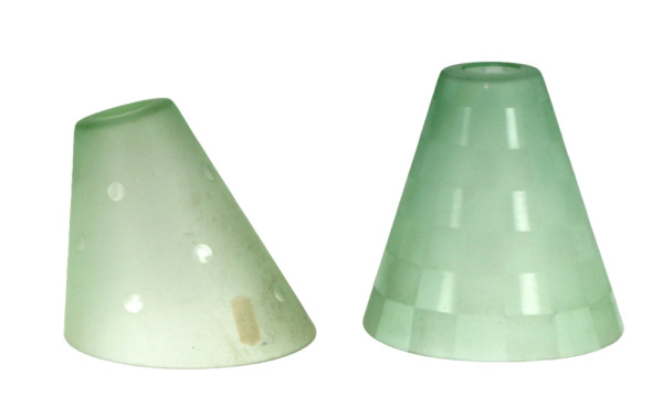 Deux verres de lampe en verre vert tendr