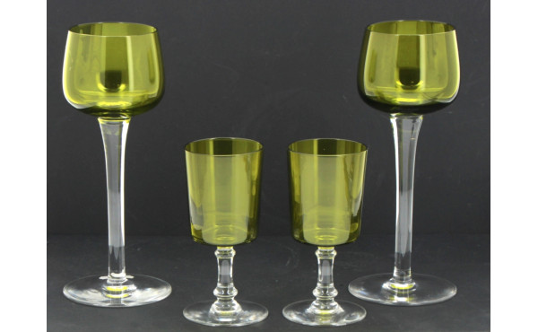 Petit ensemble de verres à pied en crist