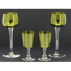 Petit ensemble de verres à pied en crist