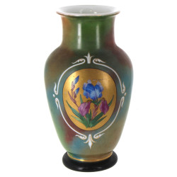 Vase en opaline peinte à décor d'iris po