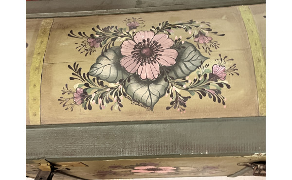 Malle ancienne en bois et ferrure, décor