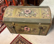 Malle ancienne en bois et ferrure, décor