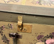 Malle ancienne en bois et ferrure, décor