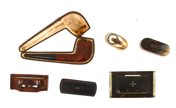 Lot de 5 tabatières anciennes et une pip