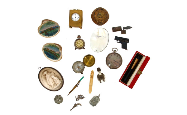 Lot de petits bibelots anciens : fume-ci