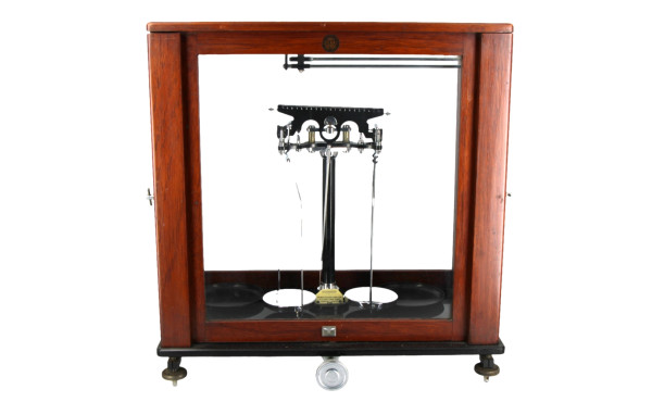 Balance de précision en vitrine. H 37 x 