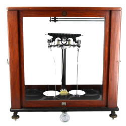 Balance de précision en vitrine. H 37 x 