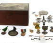 Coffret en bois peint contenant un lot d
