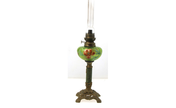 Lampe à pétrole ancienne, réservoir en v