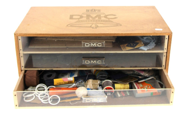 DMC - Coffret à trois tiroirs contenant 