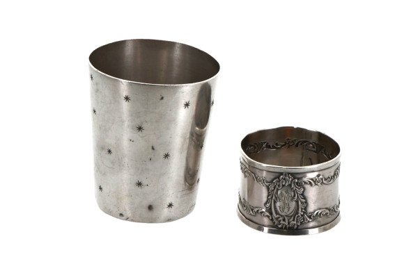 Timbale à décor d'étoiles et anneau de s