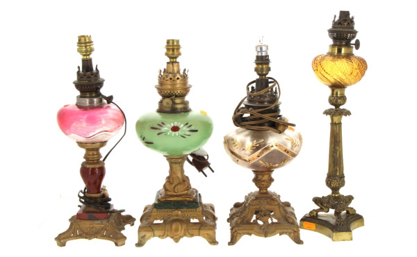 Lot de 4 lampes à pétrole dont 3 électri