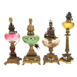 Lot de 4 lampes à pétrole dont 3 électri