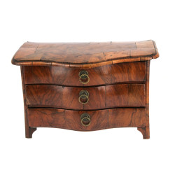 Petite commode de maîtrise en noyer, ouv