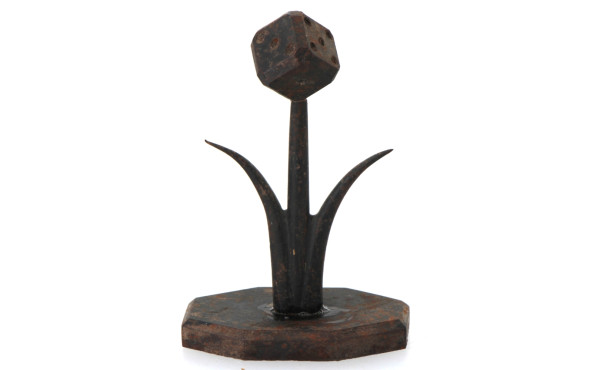 Sculpture en forme de dé à jouer en fer 