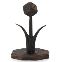 Sculpture en forme de dé à jouer en fer 