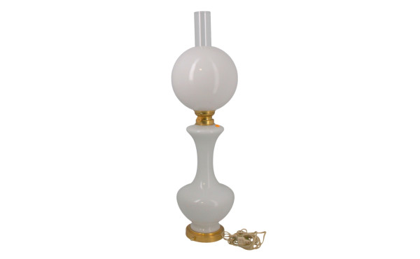 Lampe en verre opalin blanc et métal dor