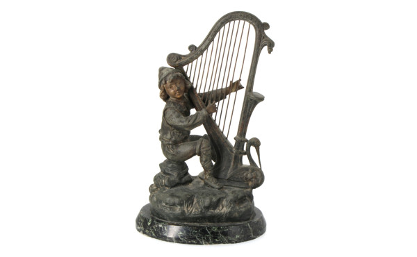 Jeune joueur de harpe, sujet en métal co