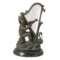 Jeune joueur de harpe, sujet en métal co