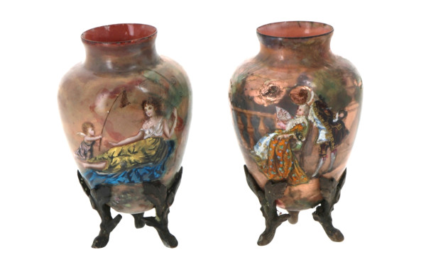 Paire de petits vases ovoïdes, circa 188
