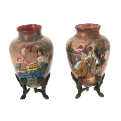 Paire de petits vases ovoïdes, circa 188