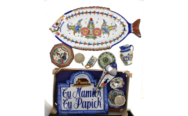 QUIMPER - Lot de pièces en faïence polyc