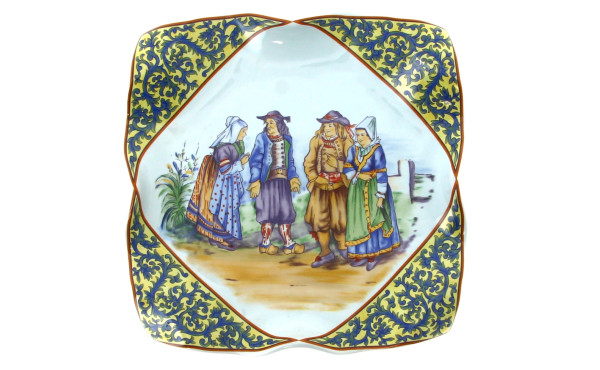 Plat à bords retournés à décor en décalc