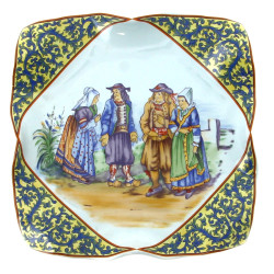 Plat à bords retournés à décor en décalc