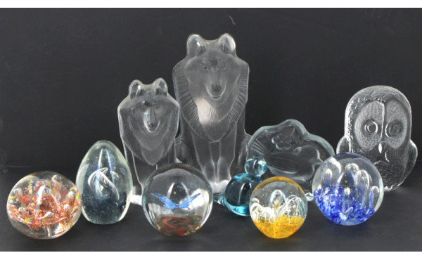 5 presse-papier en verre dont un à décor