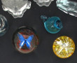 5 presse-papier en verre dont un à décor