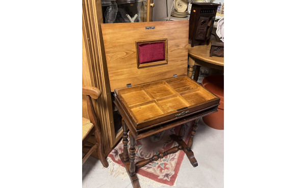 2 fauteuils paillés en bon état dépareil
