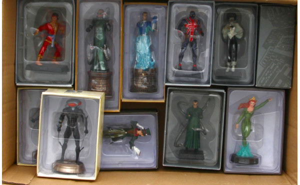 Lot de 12 figurines en BO, Marvel et div