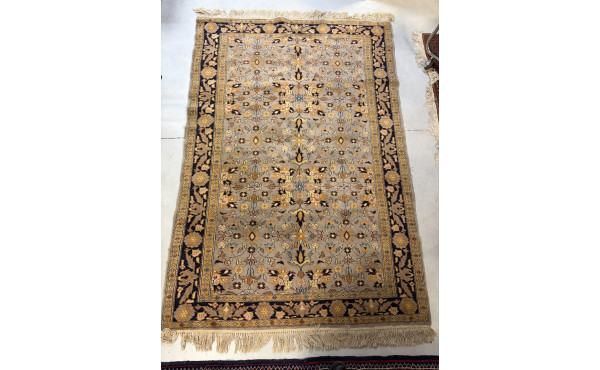 Tapis en laine points noués à décor de r