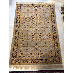 Tapis en laine points noués à décor de r