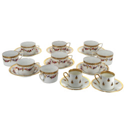 Série de 9 tasses et 6 sous tasses en po