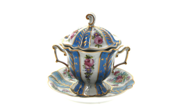 Tasse couverte avec soucoupe en porcelai
