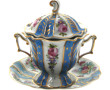Tasse couverte avec soucoupe en porcelai