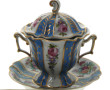 Tasse couverte avec soucoupe en porcelai