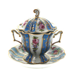 Tasse couverte avec soucoupe en porcelai