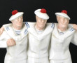 Groupe de trois marins, sujet en céramiq