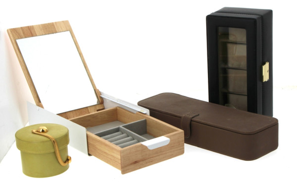 Quatre coffrets à bijoux dont un coffret