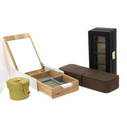 Quatre coffrets à bijoux dont un coffret