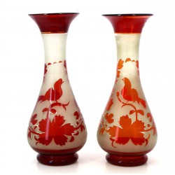 Paire de vases en verre rouge et verre d