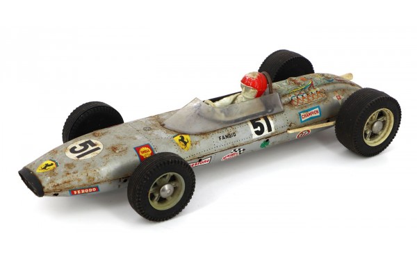 Ferrari de Fangio en métal et plastique,