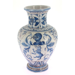Vase en faïence à décor en camaïeu bleu 