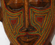 Masque africain en bois sculpté rehaussé