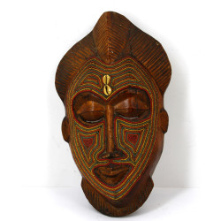 Masque africain en bois sculpté rehaussé