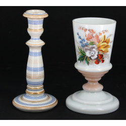 Vase forme calice en verre opalin blanc 